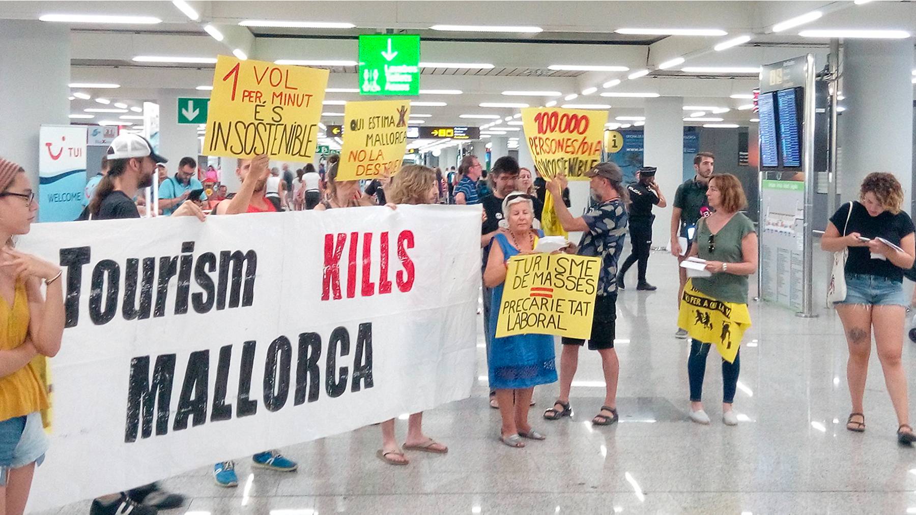 Manifestación en el aeropuerto de Palma contra la llegada de turistas celebrada en 2019.