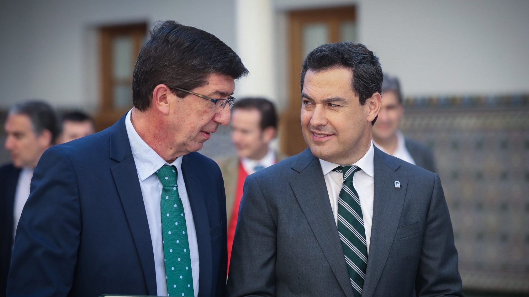 El candidato de Cs a la Junta, Juan Marín (i), junto al presidente andaluz, Juanma Moreno (MJ LÓPEZ / EUROPA PRESS).