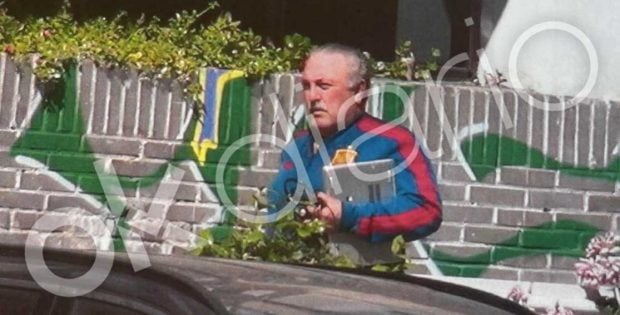 Juan Rubiales acudiendo a la cafetería de la calle Oña de Madrid donde se citó con el informático.