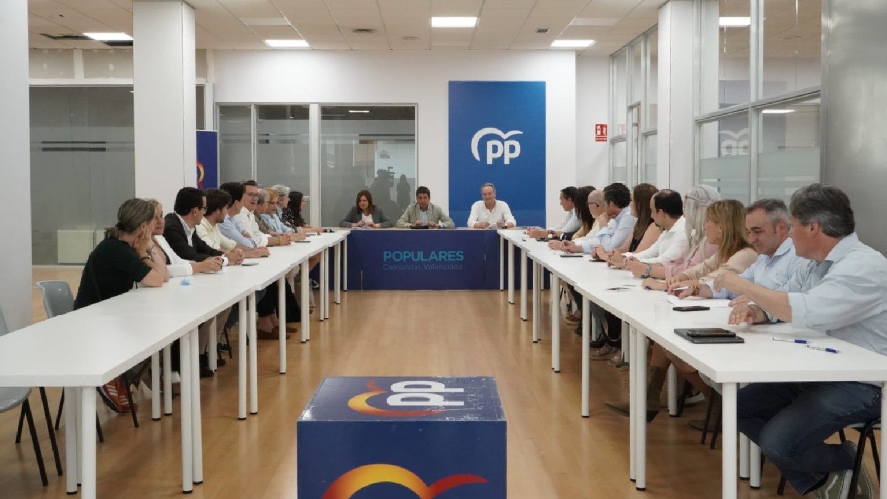Mazón con diputados nacionales y autonómicos y senadores del PP hoy en Valencia.