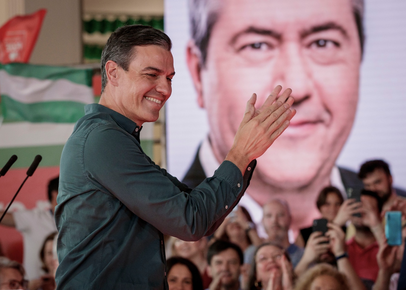 Pedro Sánchez, en un acto de campaña con Juan Espadas.