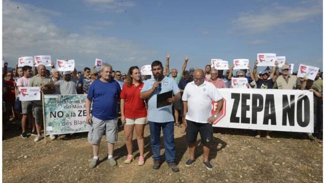 Pedro Bestard y miembros de la directiva de la Federación Balear de Caza durante una protesta contra el Govern de Armengol..