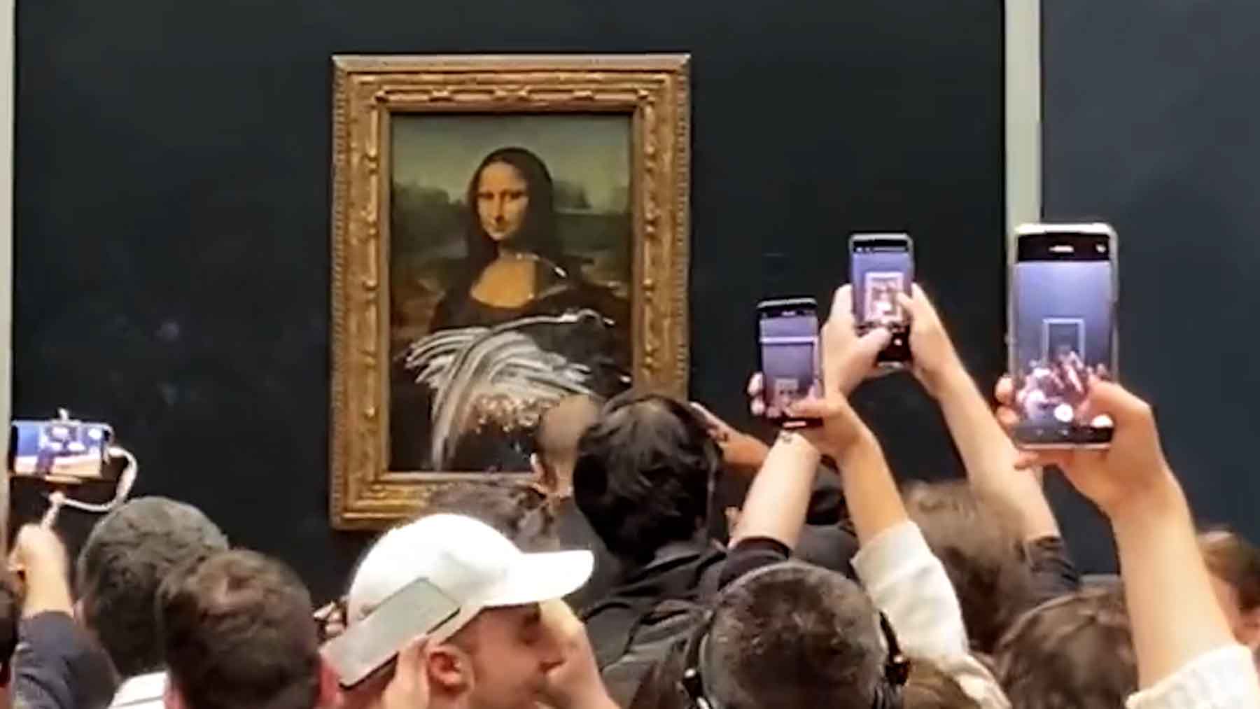 Un visitante del Louvre lanza un tartazo contra el cuadro de la Mona Lisa