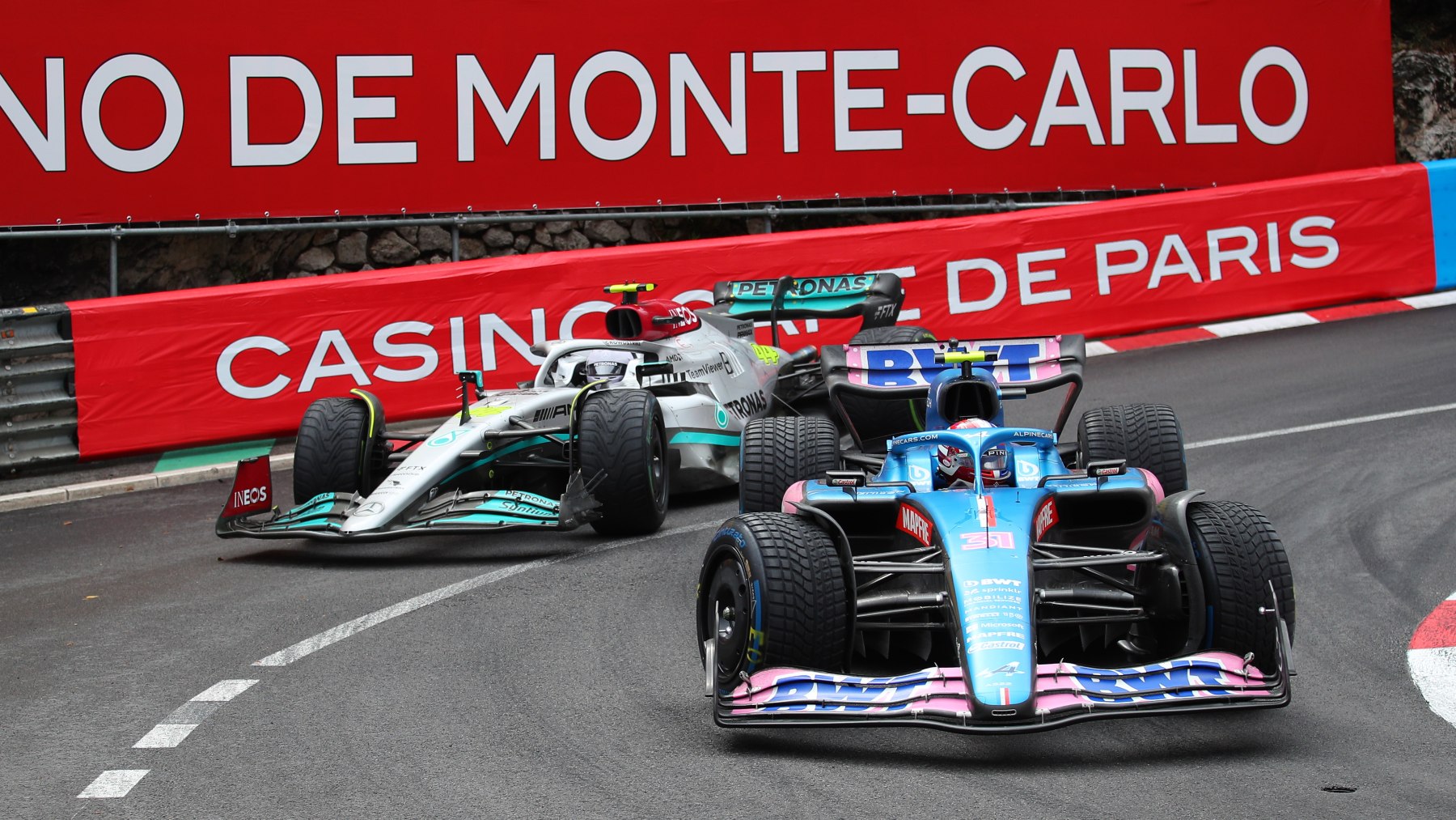 Alonso por delante de Hamilton en Mónaco. (Getty)