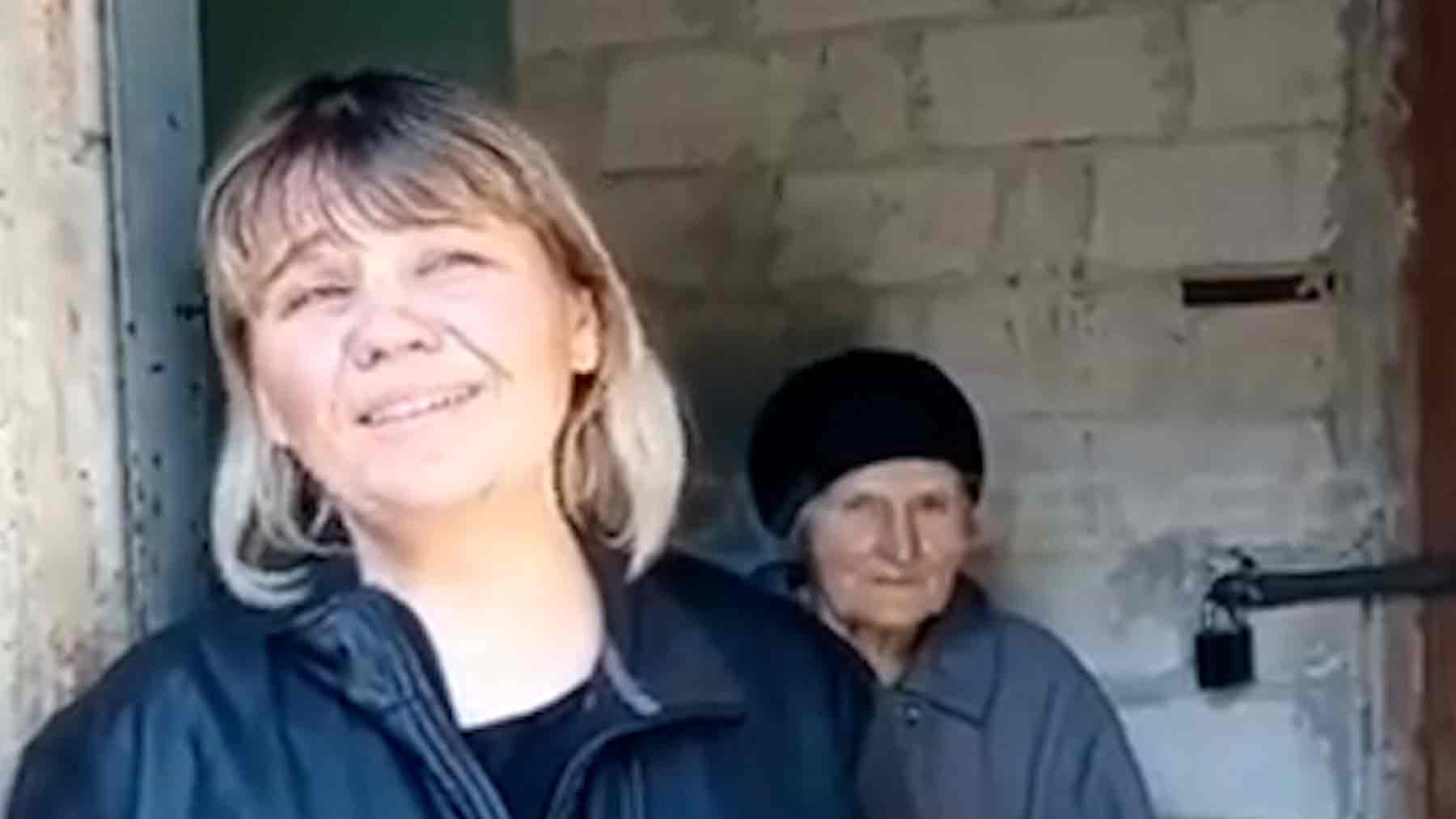 El momento en el que una bomba cae sobre una civil ucraniana que estaba hablando a una cámara