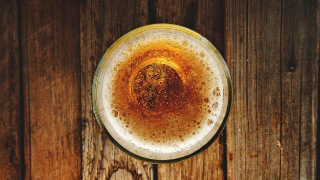 La cerveza nos beneficia por fuera y por dentro: adivina de qué manera