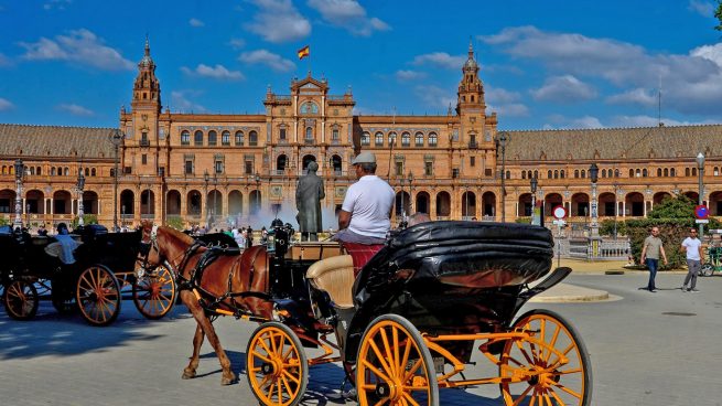 La singularidad de los bancos de la Plaza de España de Sevilla de la que no te habías dado cuenta