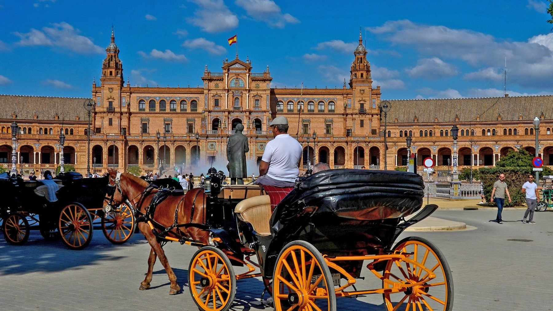 Un carruaje de caballos en la Plaza de España de Sevilla (EDUARDO BRIONES / EUROPA PRESS).