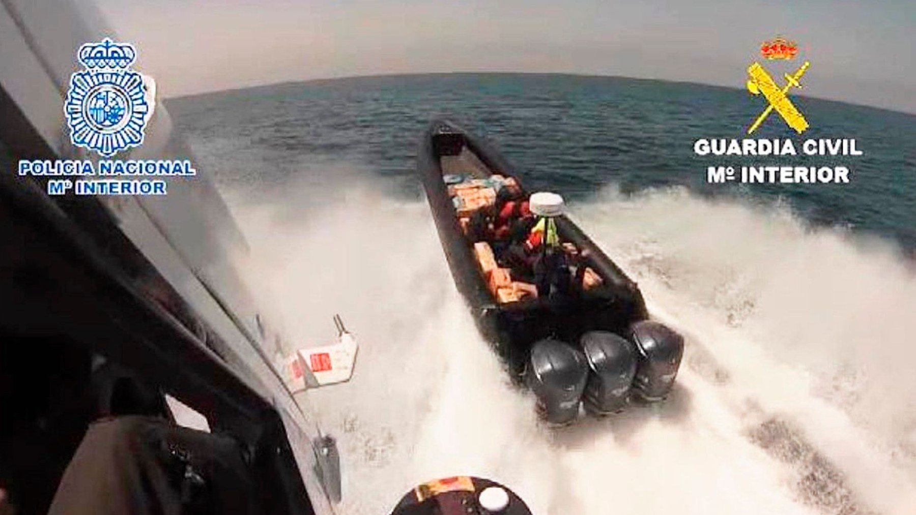 Efectivos de la Guardia Civil persiguiendo una lancha de narcotraficantes en el Estrecho.
