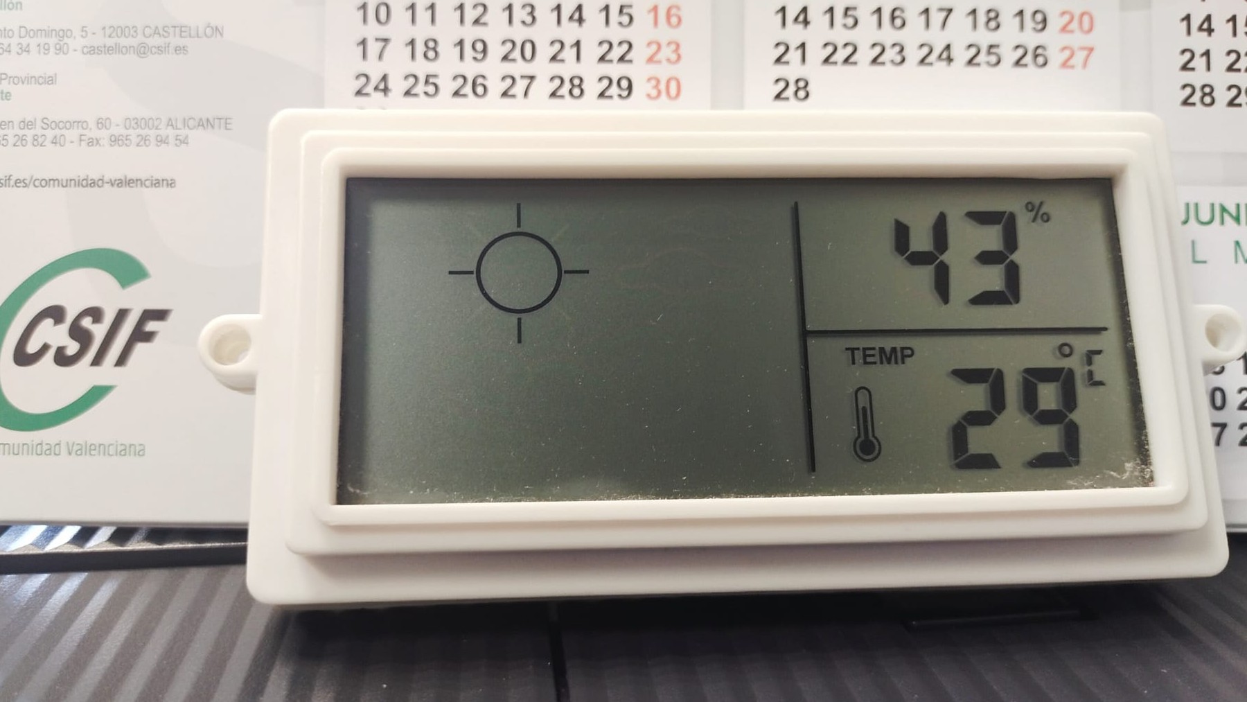 El medidor de temperatura que marca los 29 grados.