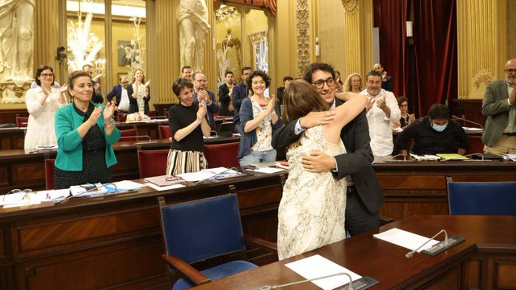 La presidenta Armengol y el conseller de Turismo, Iago Negueruela, se abrazan tras la aprobación de la Ley Turística.