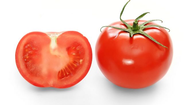 Así es cómo debes quitar las semillas del tomate