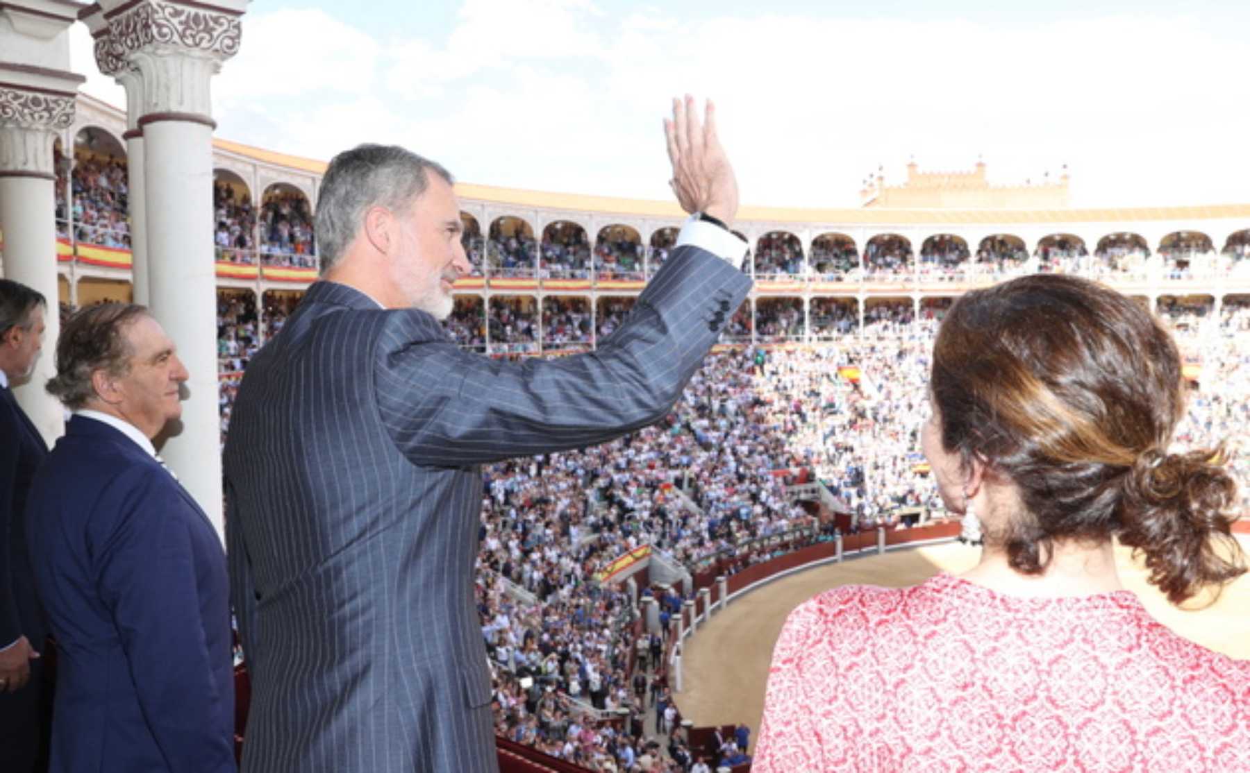 Felipe VI saluda al público en Las Ventas. (Foto_ Casa del Rey)