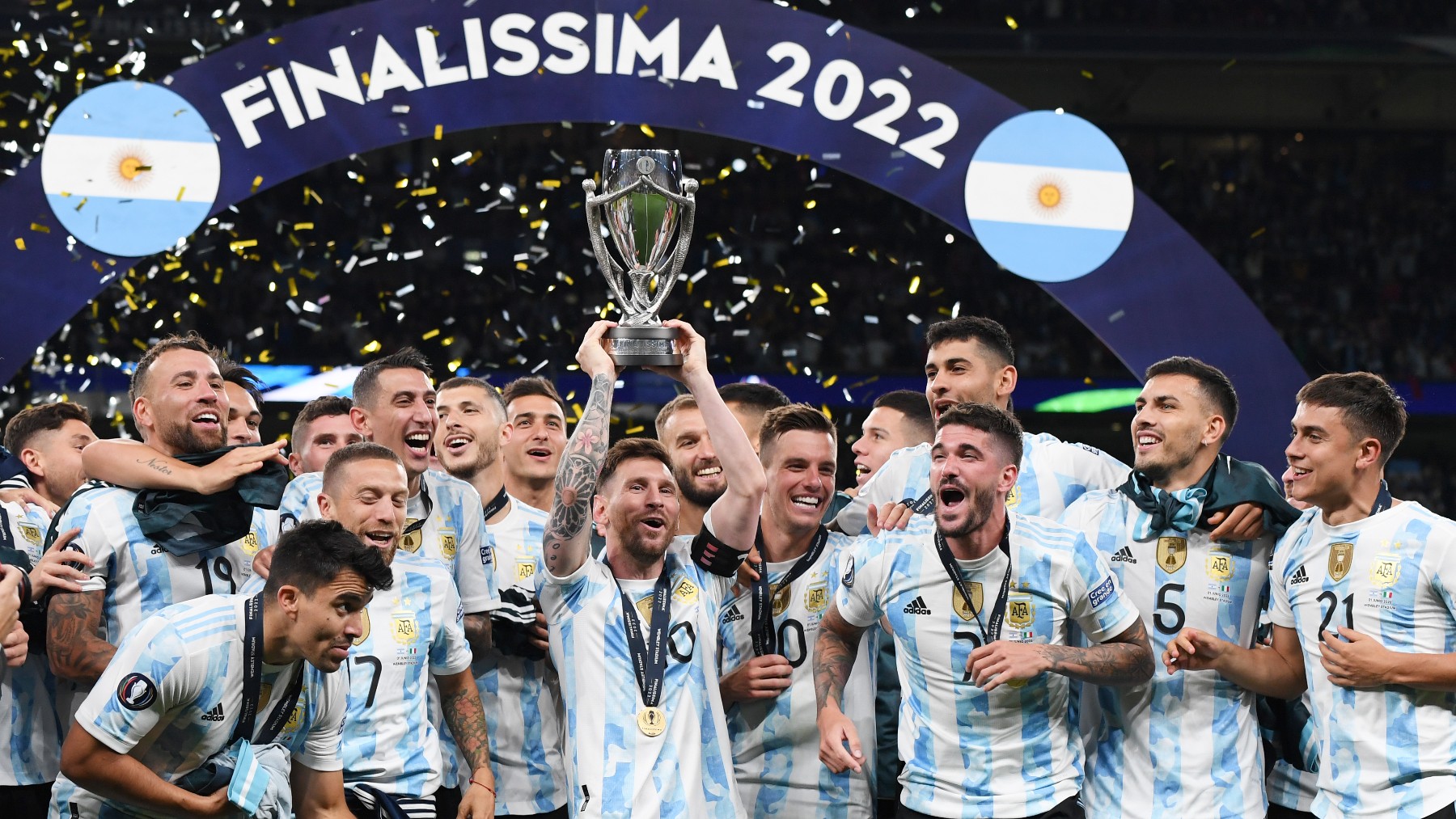 Messi levanta el trofeo de la Finalissima. (Getty)