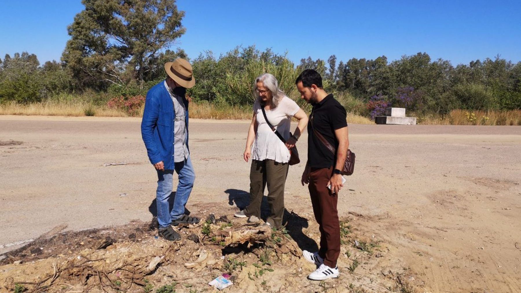 Daniel González Rojas, junto a integrantes de la palataforma ‘Salva tus árboles’, en la zona afectada (IU).