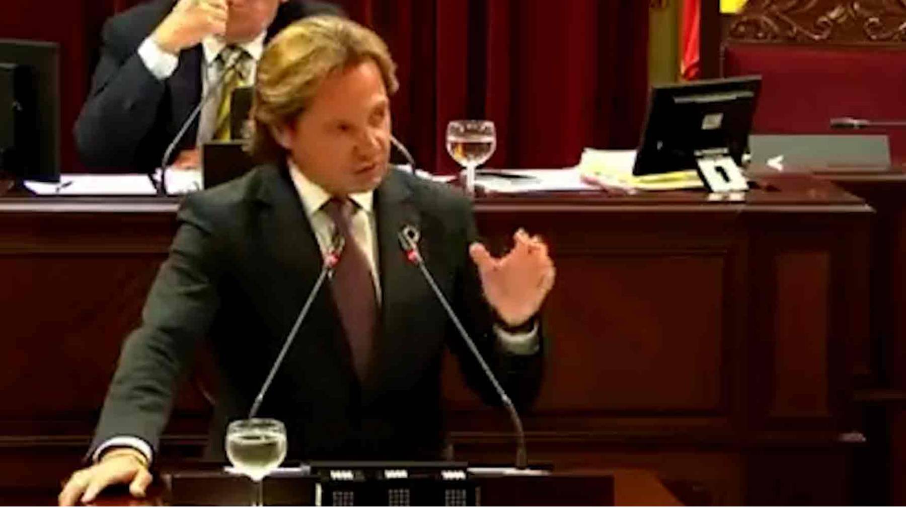 El líder de Vox, Jorge Campos, durante su intervención en el debate de la Ley Turfística.