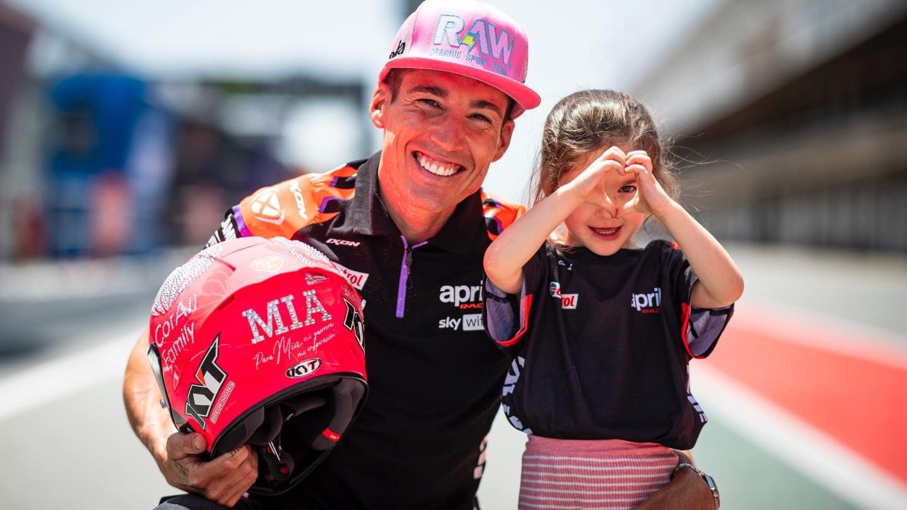 Aleix Espargaró posa junto a su hija Mía y el casco en homenaje a ella. (Foto: Aleix Espargaró)