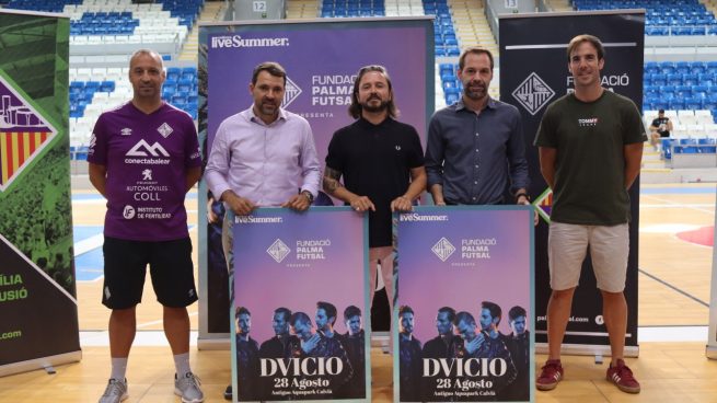 Antonio Vadillo, José Tirado, Álvaro Martínez, Francisco Ducrós y Carlos Barrón posan con el cartel del concierto de DVICIO