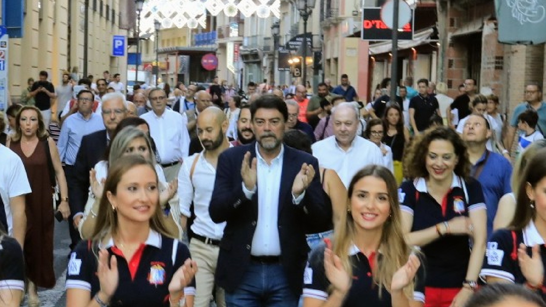 El alcalde de Alicante, en el centro, ayer, en desfile tras el encendido oficial de las luces de Hogueras.