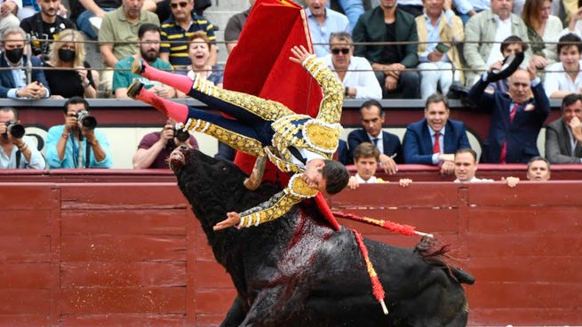 Rafael González herido grave en su primer toro de alternativa y oreja para Juan Leal