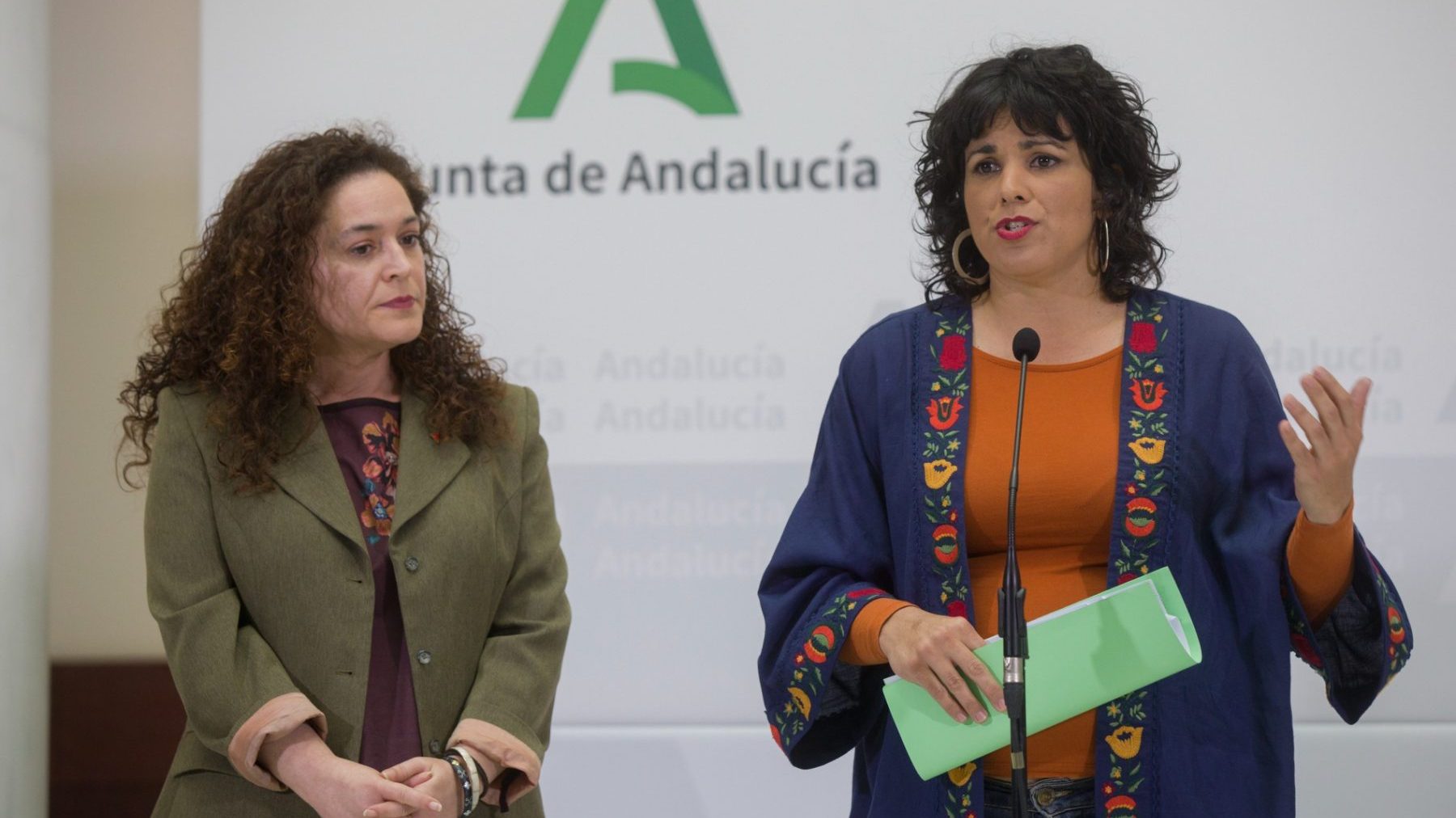 La candidata de Por Andalucía, Inmaculada Nieto (i), y la candidata de Adelante Andalucía, Teresa Rodríguez (MJ LÓPEZ / EUROPA PRESS).