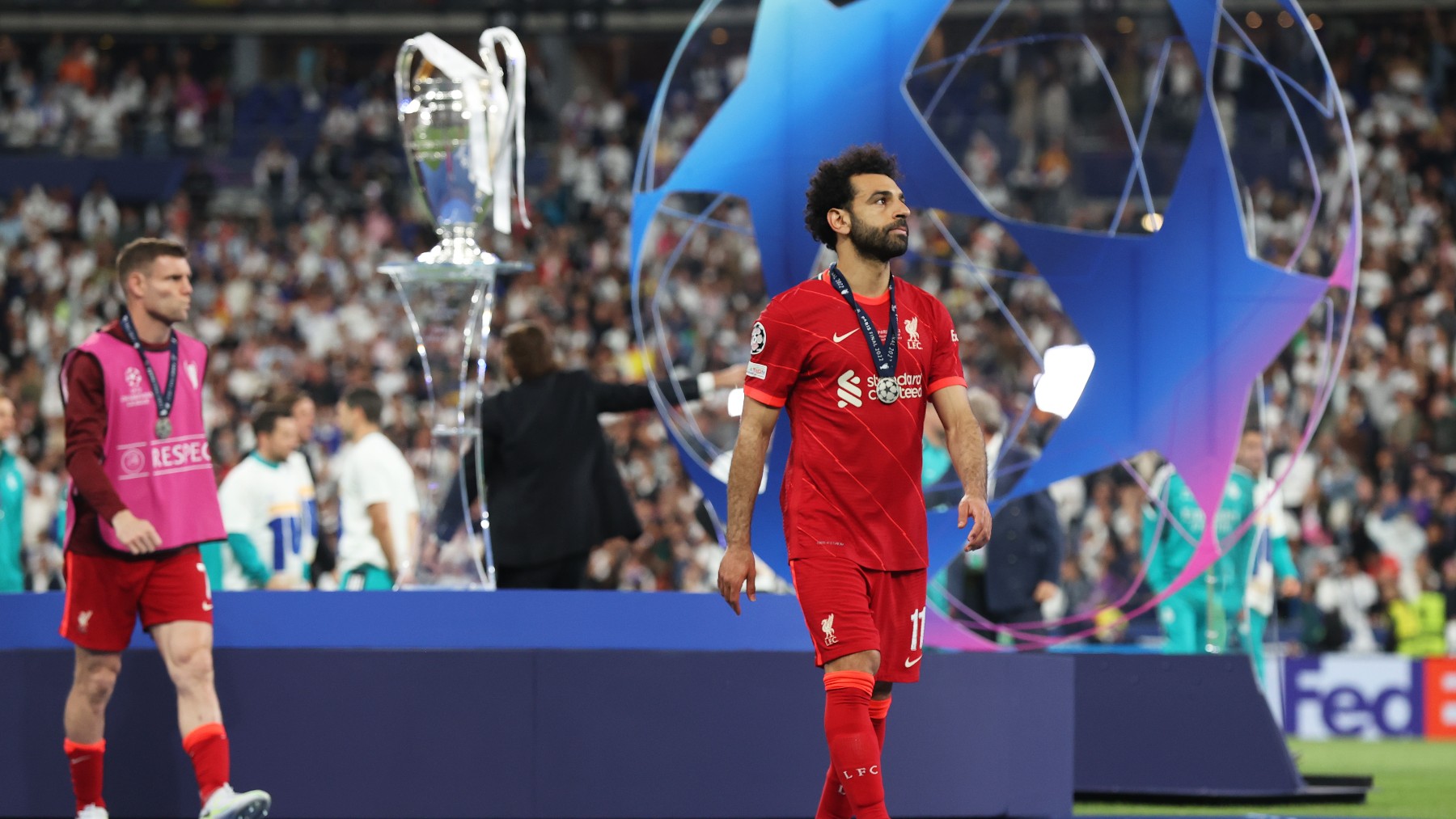 Salah pasa por delante del trofeo de la Champions tras la final. (GETTY)
