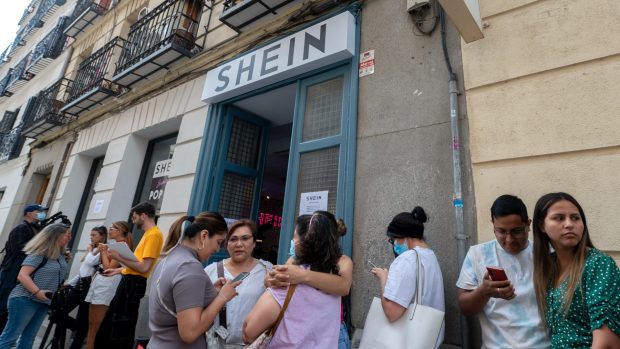 Largas colas en la apertura de la tienda de Shein en Madrid