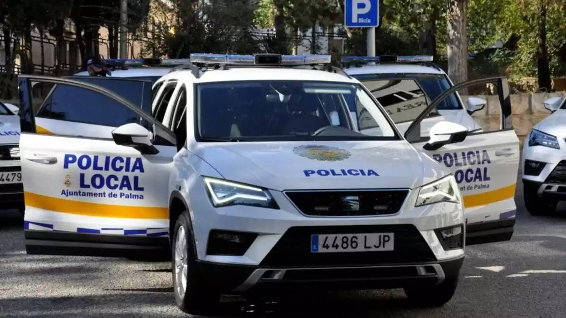 Coches de la Policía Local de Palma en el lugar del accidente.