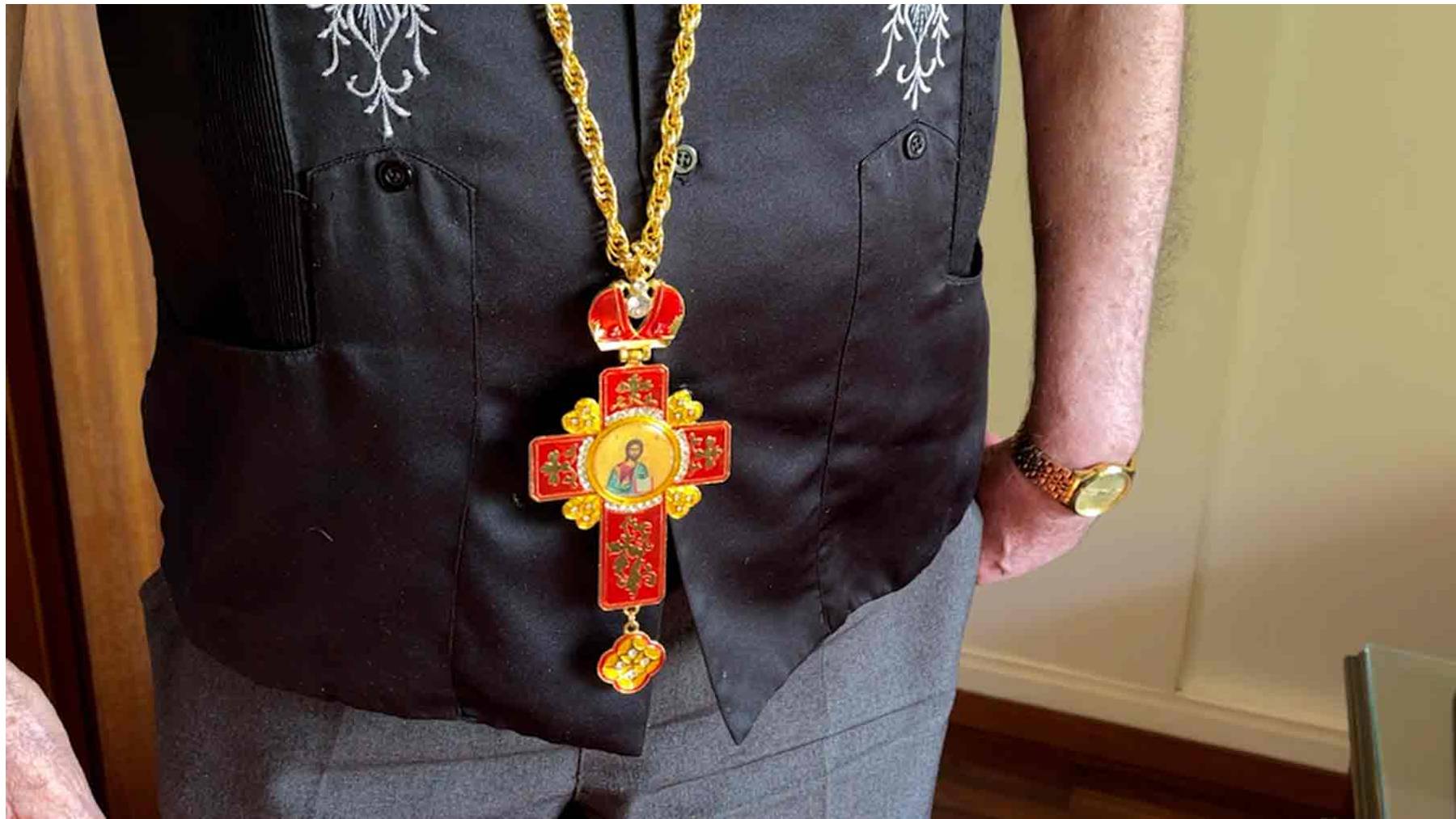 Alfredo Miralles con la cruz de la Iglesia ortodoxa rusa.