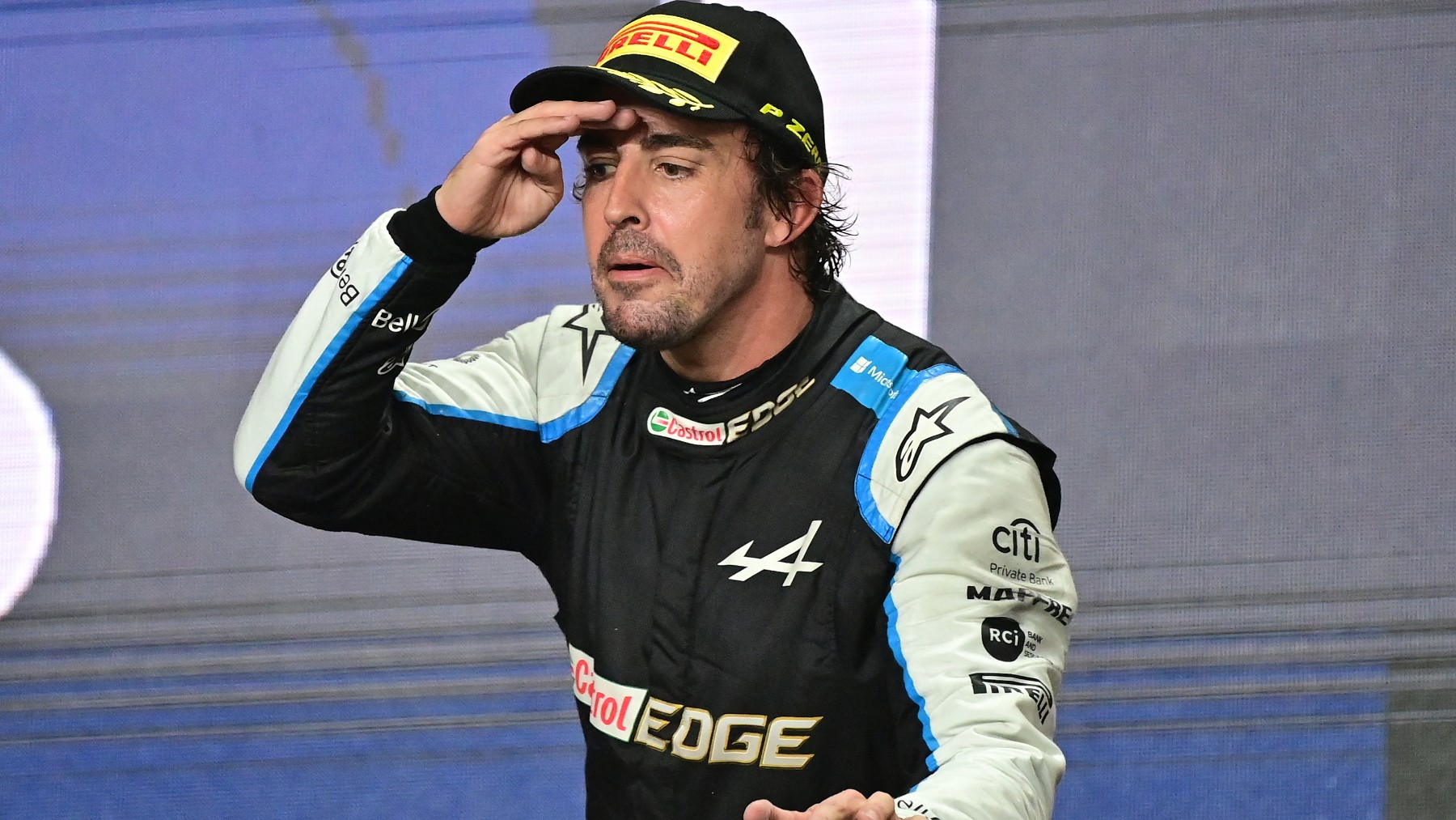 Alonso, en el podio de Qatar. (AFP)