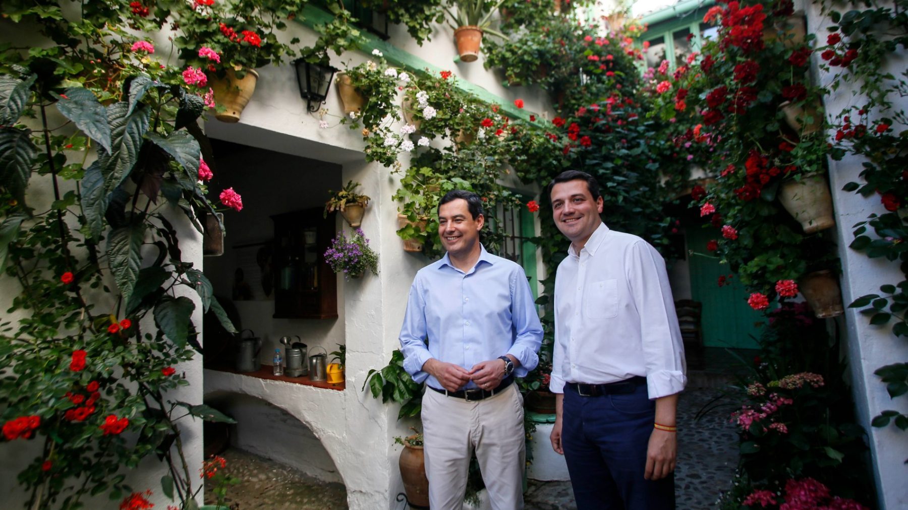 Juanma Moreno visita los patios cordobeses junto al alcalde de la ciudad, José María Bellido (ENRIQUE GÓMEZ / EUROPA PRESS).