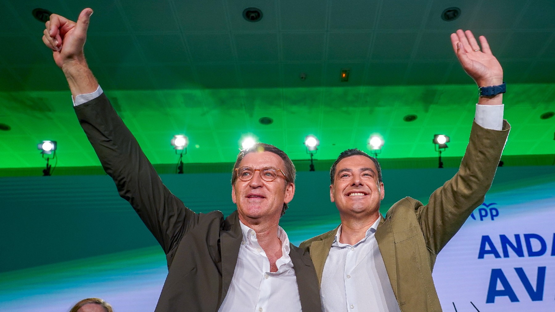 Feijóo junto a Juanma Moreno. (Foto: EP)