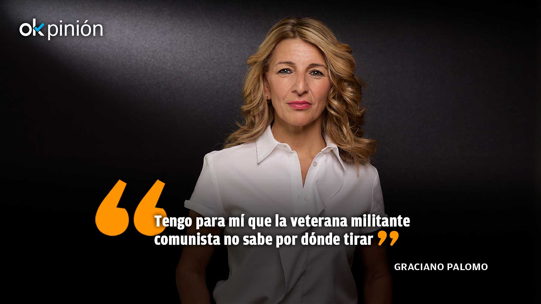 La esfinge de la izquierda tiene un papel