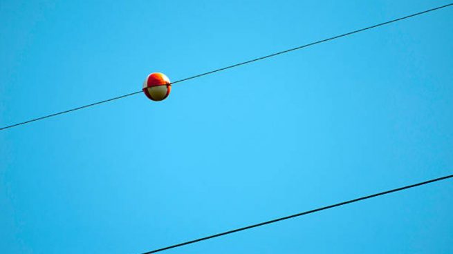 Misterio resuelto: te contamos qué son las bolas rojas que hay en los cables de electricidad