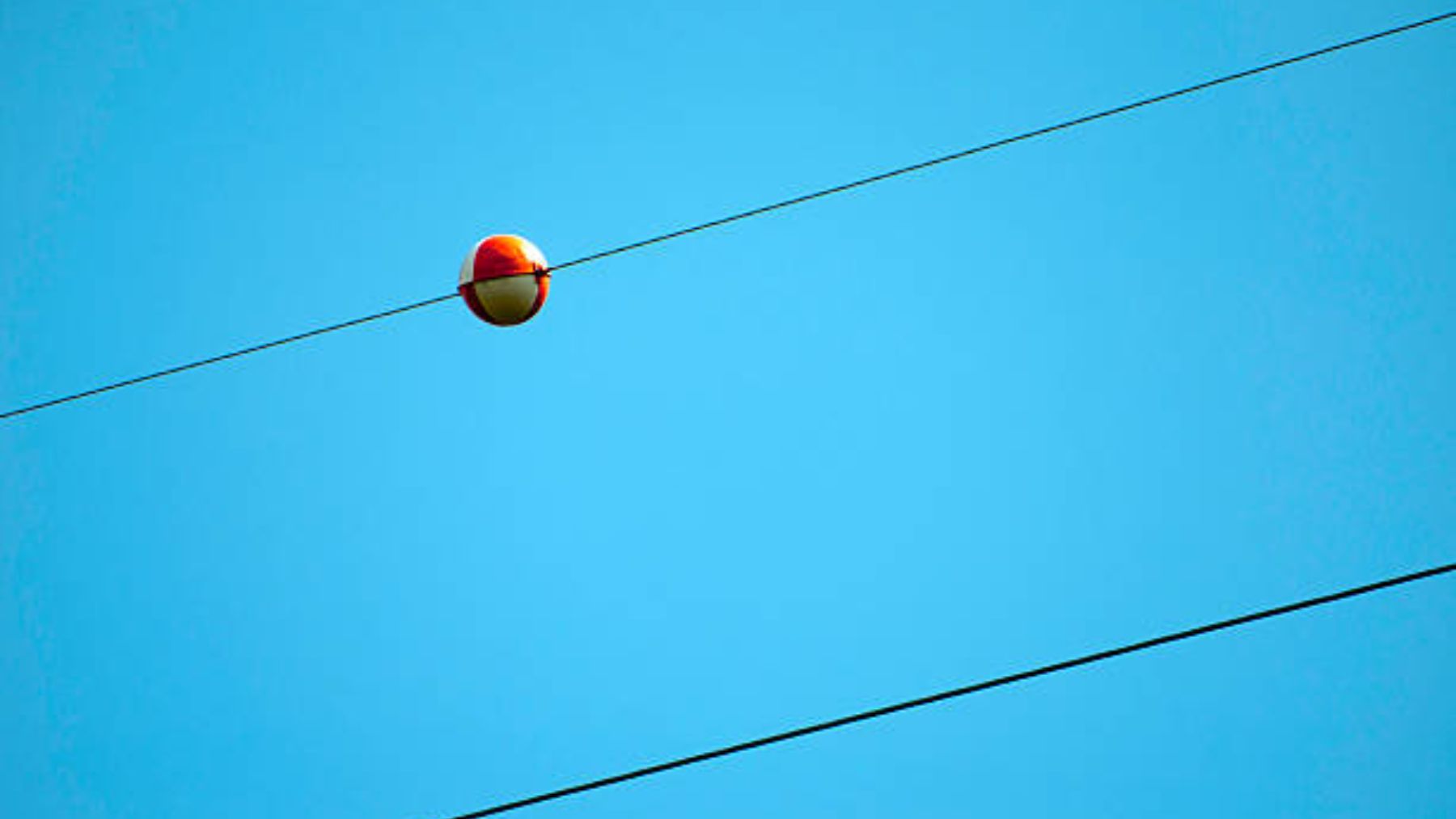 Descubre el significado de las bolas rojas en los cables de alta tensión