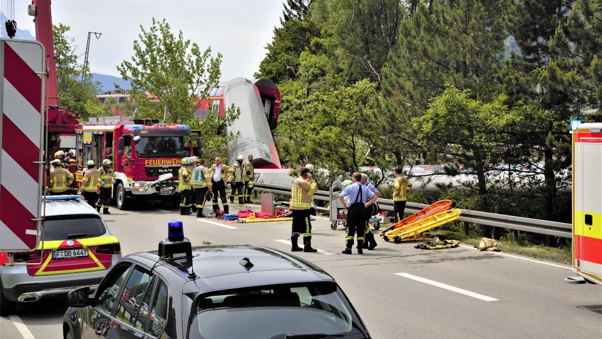 Servicios de emergencia en accidente de tren en Baviera, Alemania.
