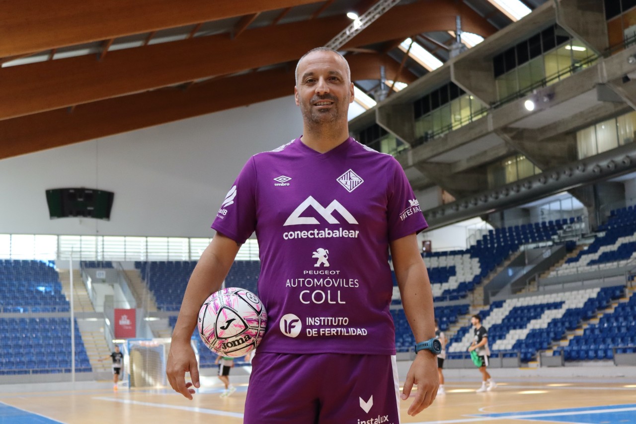 Vadillo posa con el balón en Son Moix