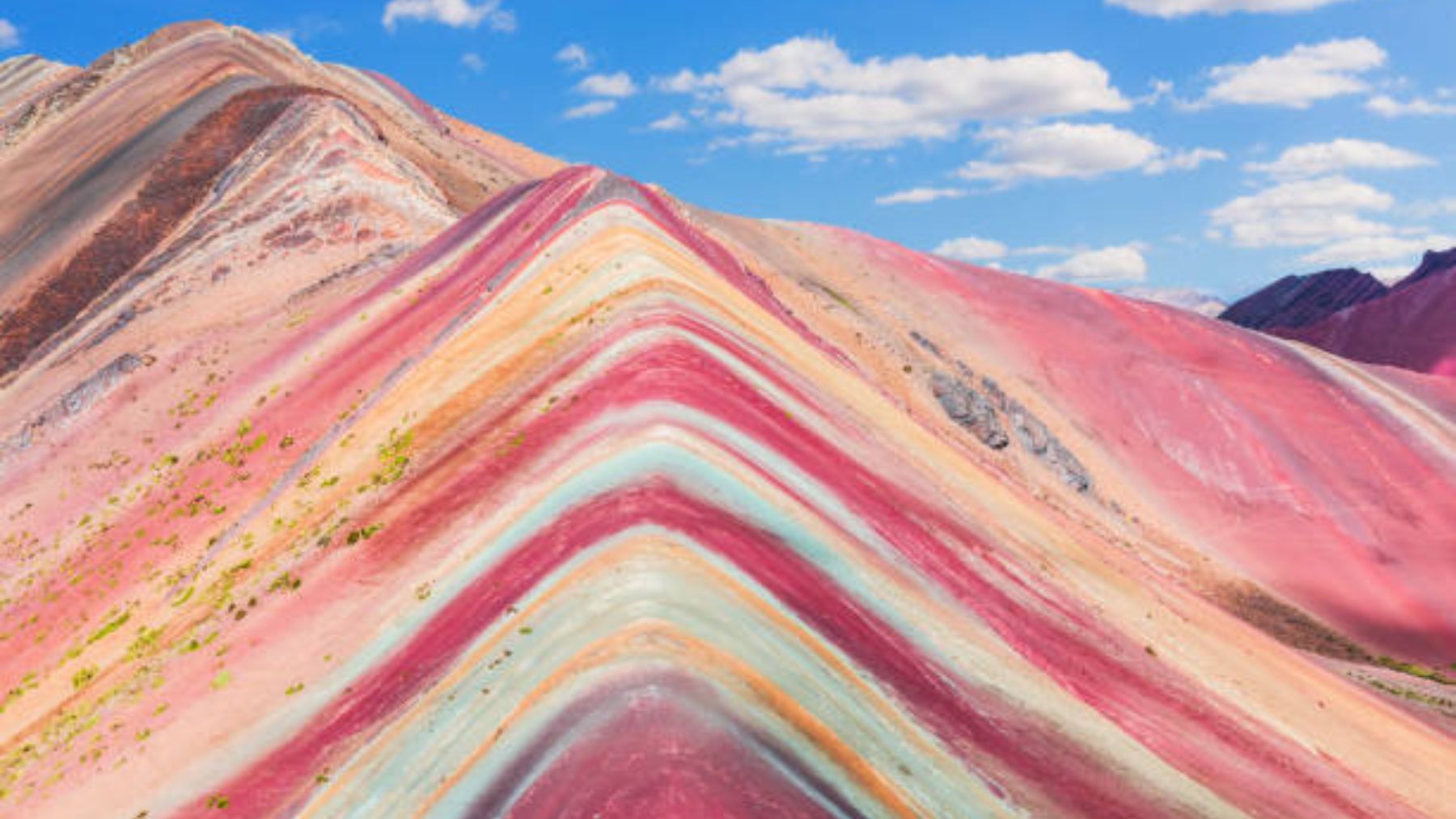 Descubre la curiosa montaña que tiene los colores del arcoíris