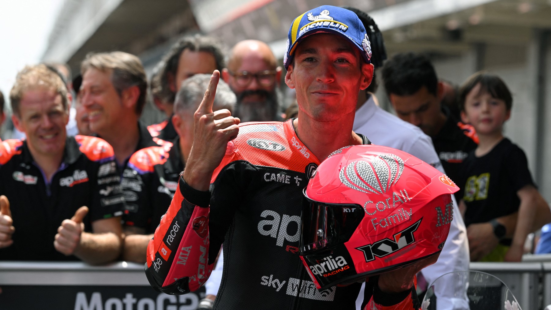 Aleix Espargaró celebra la pole en el GP de Cataluña de MotoGP. (AFP)