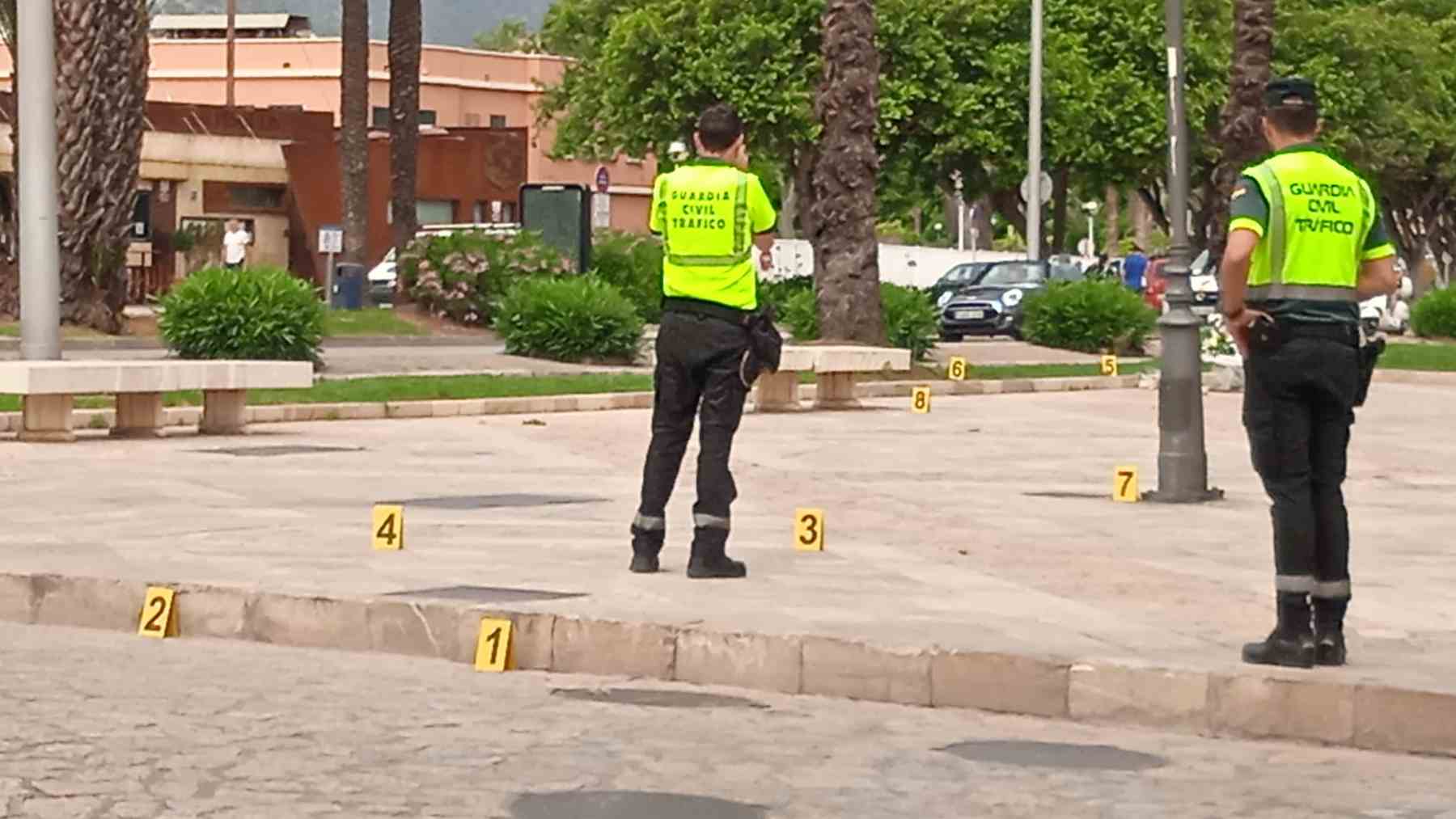 Agentes de la Guardia Civil de Tráfico en el Paseo Sagrera de Palma reconstruyendo el atropello mortal.