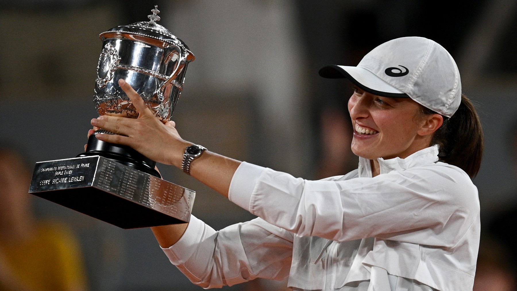 Iga Swiatek, con el trofeo de campeona de Roland Garros. (AFP)