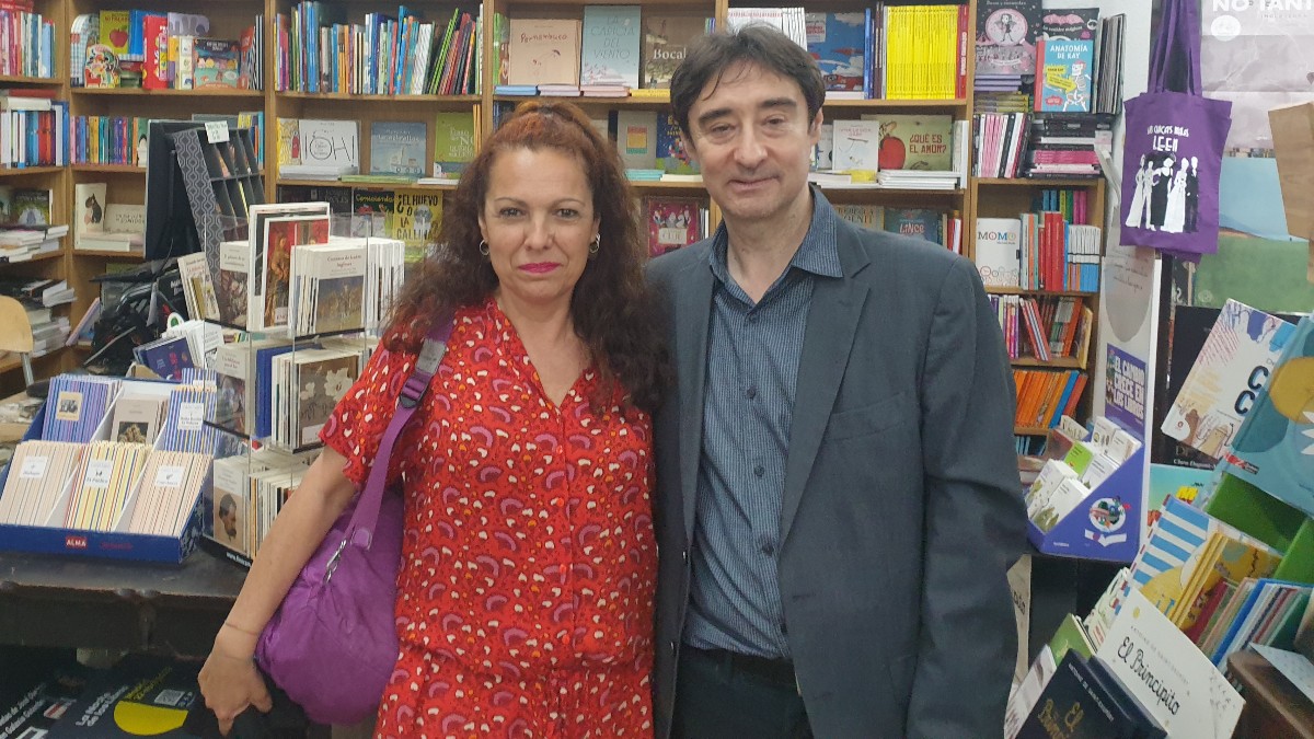 La editora, Noelia Riaño Baztán y el autor del libro, Jacinto Vicente Hernández.