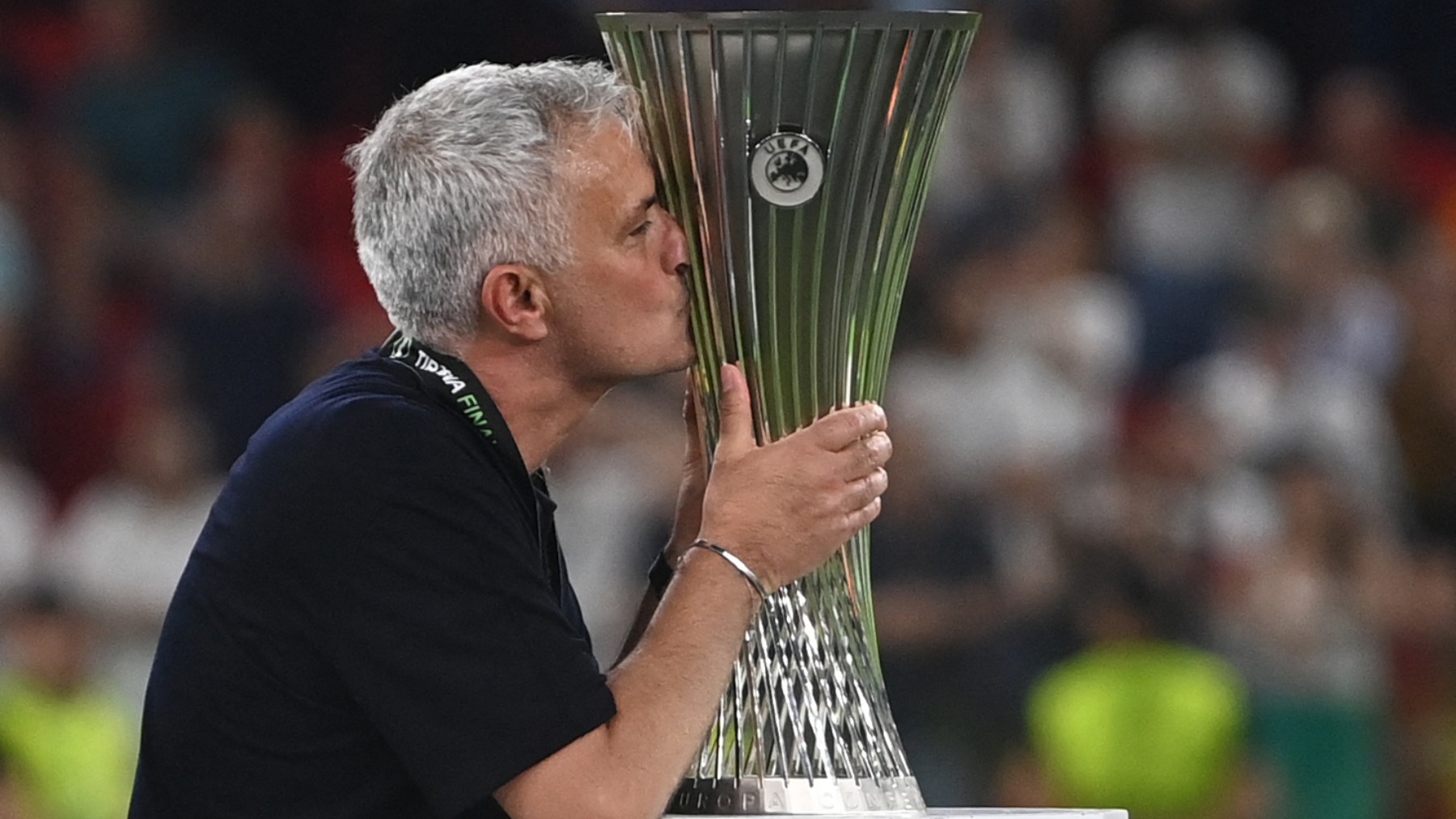 José Mourinho celebra la Conference League. (AFP)