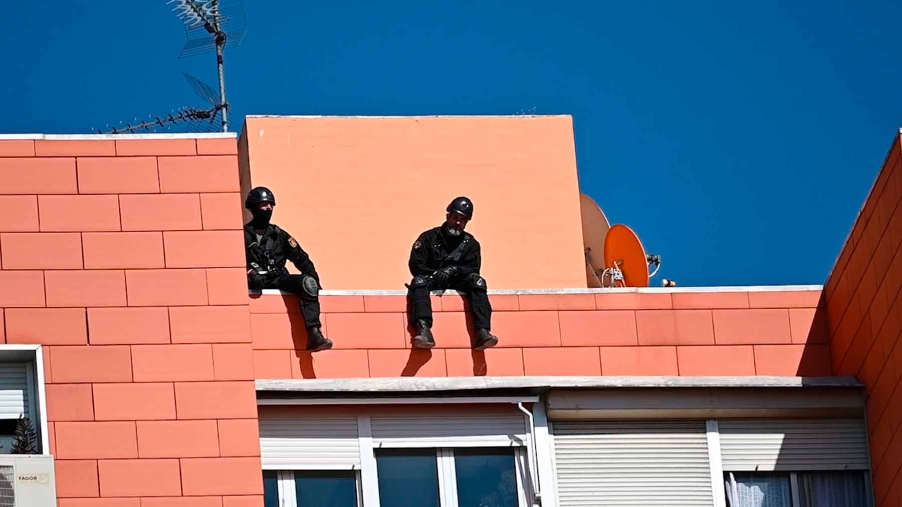 Geos en el edificio de Coslada donde se han atrincherado un hombre armado.