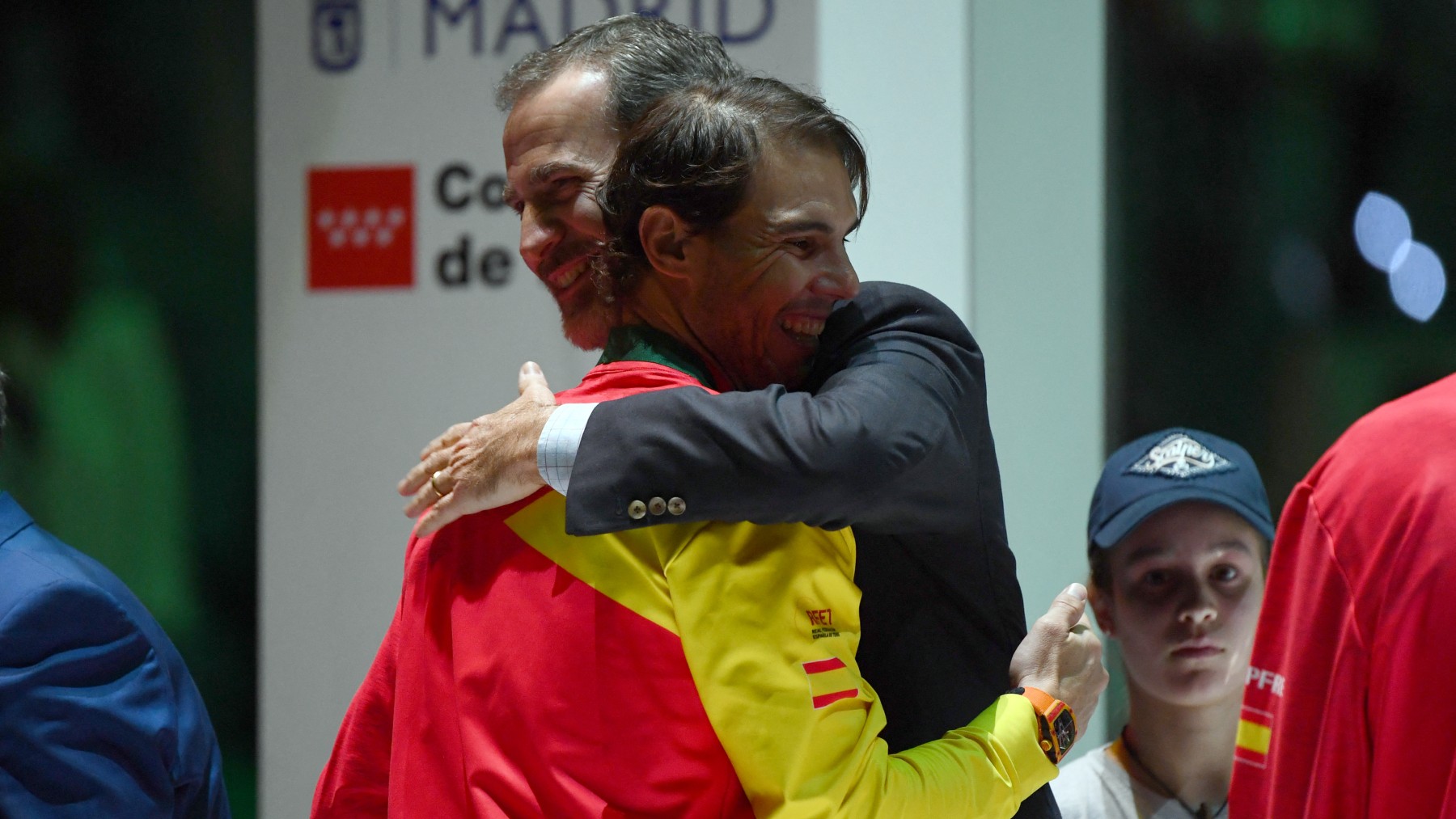 Rafael Nadal y Felipe VI se funden en un abrazo en la Copa Davis 2019. (AFP)