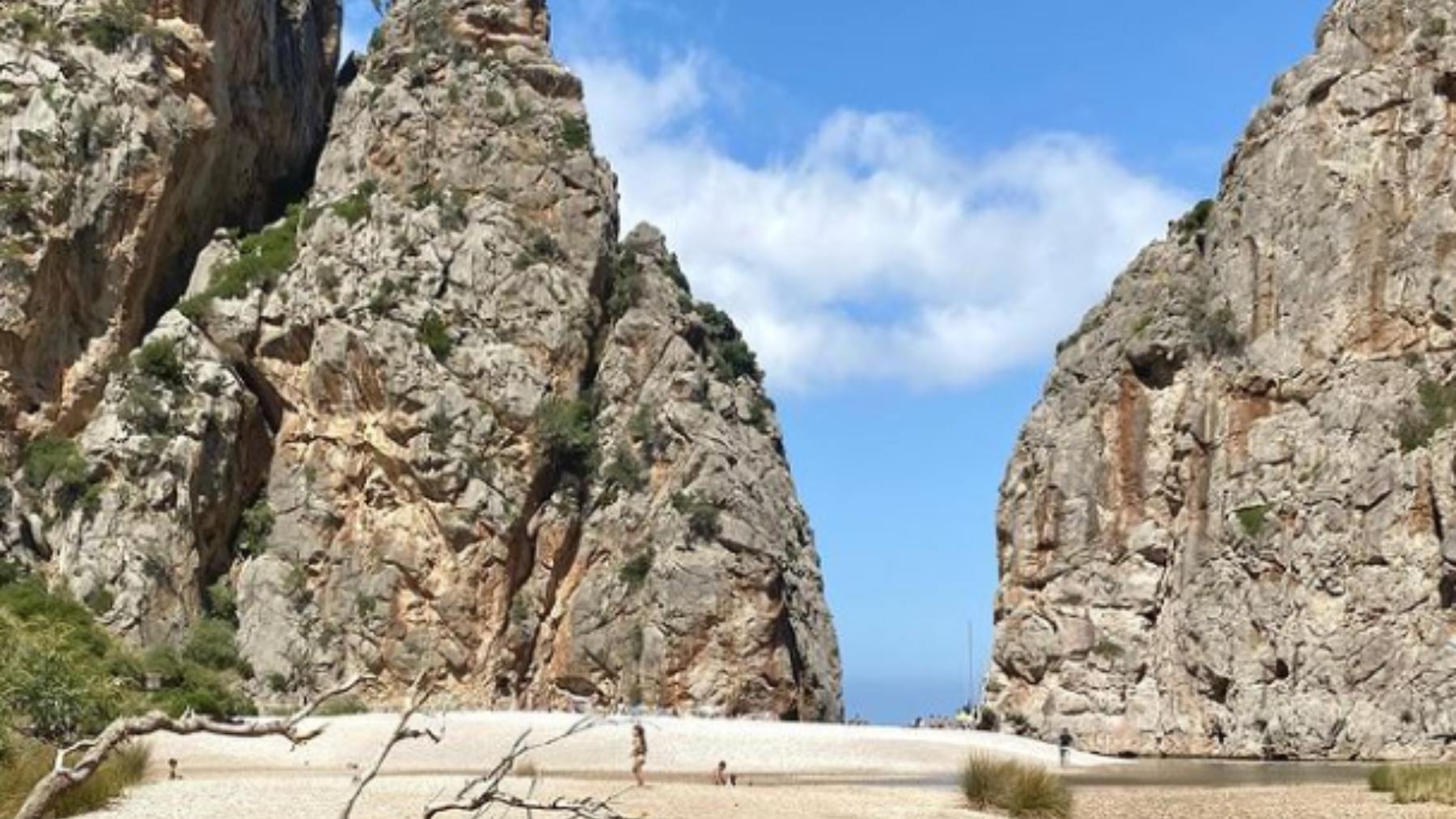 La playa escondida con más fiesta de Baleares