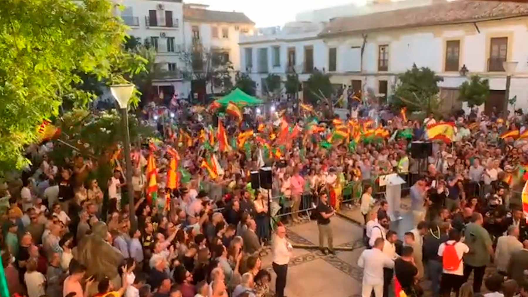 Abascal y Olona vuelven a hacerlo: Vox llena hasta la bandera una plaza de Córdoba.