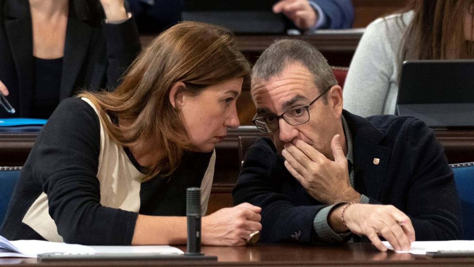 Francina Armengol y Juan Pedro Yllanes en el Parlament.