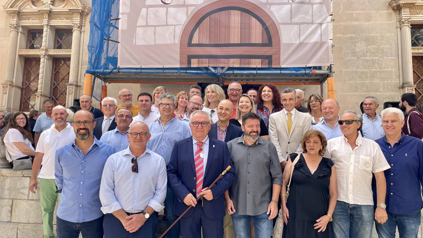 Domingo Bonnín con la vara de mando tras ser nombrado alcalde de Alcúdia.