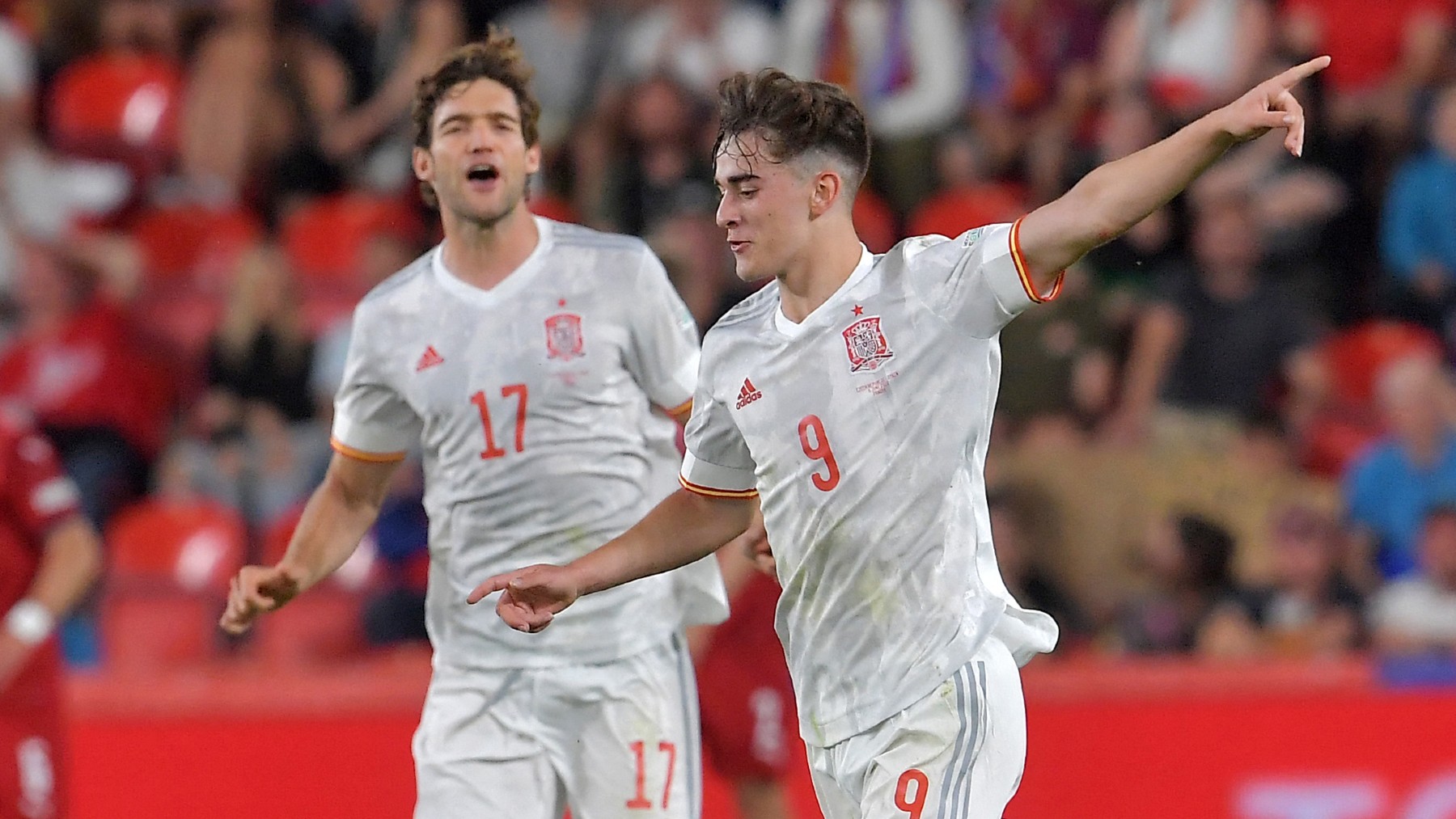 Gavi celebra su gol con España.
